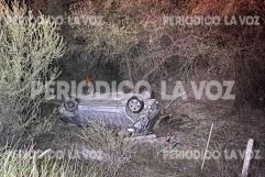 Médico y enfermero sobreviven a volcadura en carretera