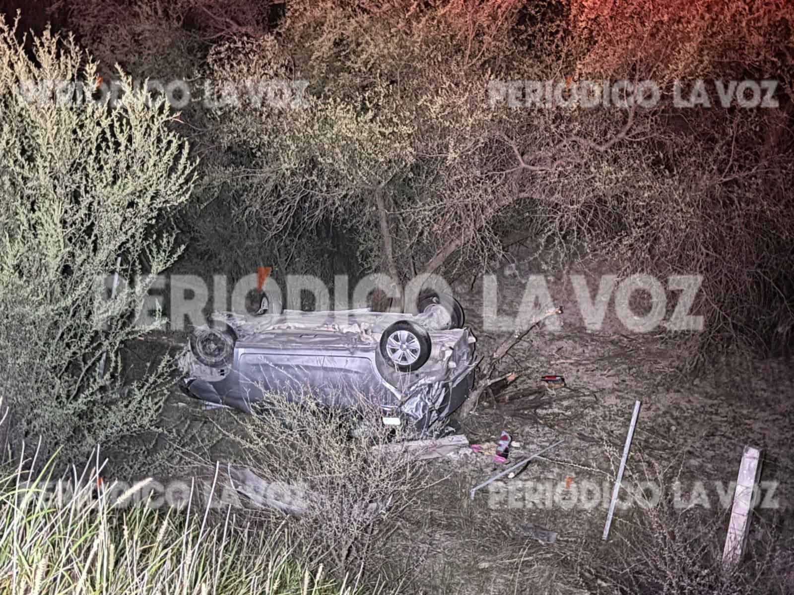 Médico y enfermero sobreviven a volcadura en carretera