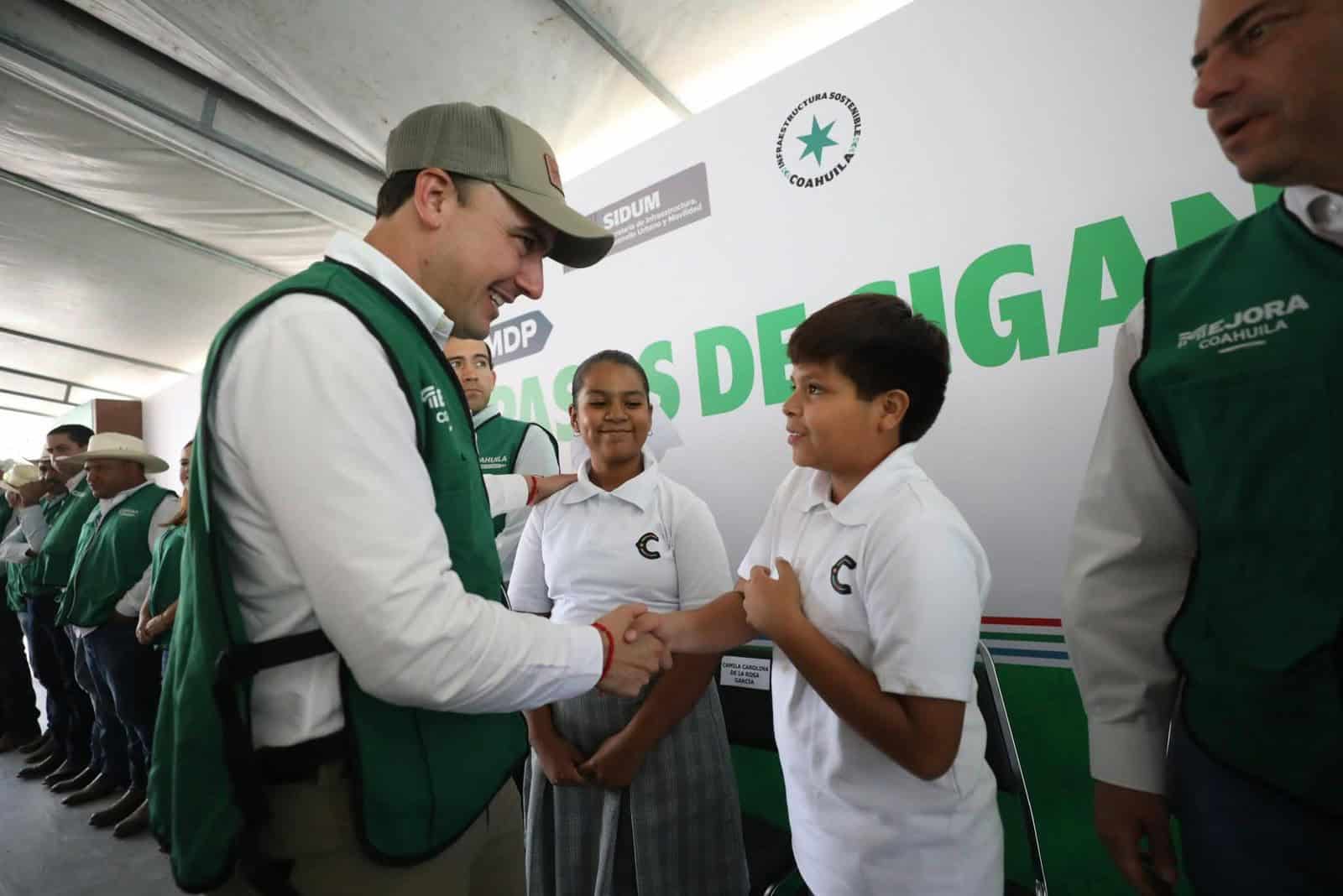 Manolo Jiménez Salinas impulsa Obras Sociales en Arteaga Coahuila