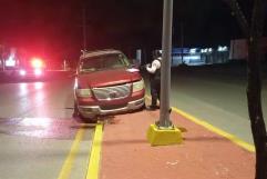 Abandonan camioneta tras chocar en libramiento Manuel Pérez Treviño