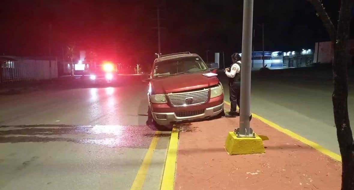 Abandonan camioneta tras chocar en libramiento Manuel Pérez Treviño