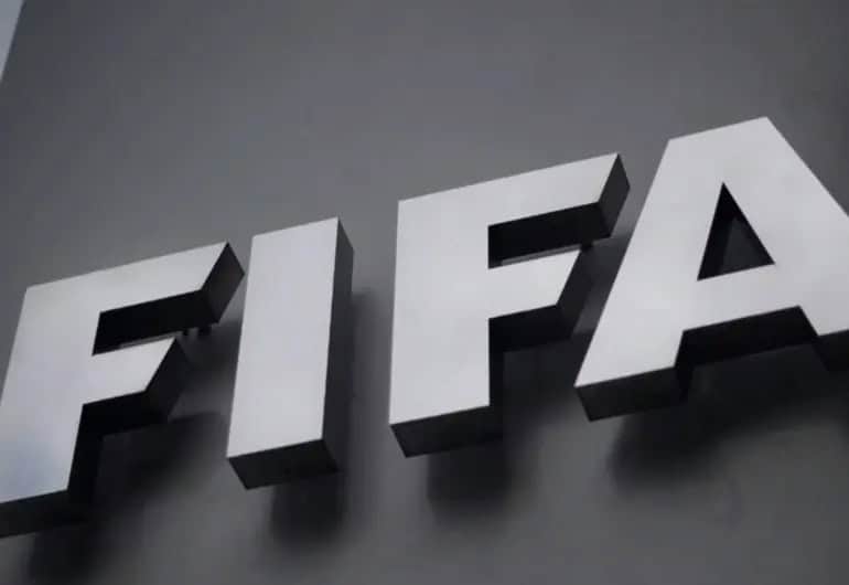 Futbolistas argentinos y malasios suspendidos por FIFA