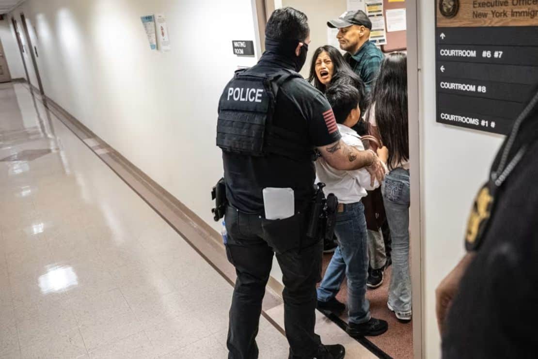 Despiden a agente del ICE por agresión a mujer migrante en Nueva York