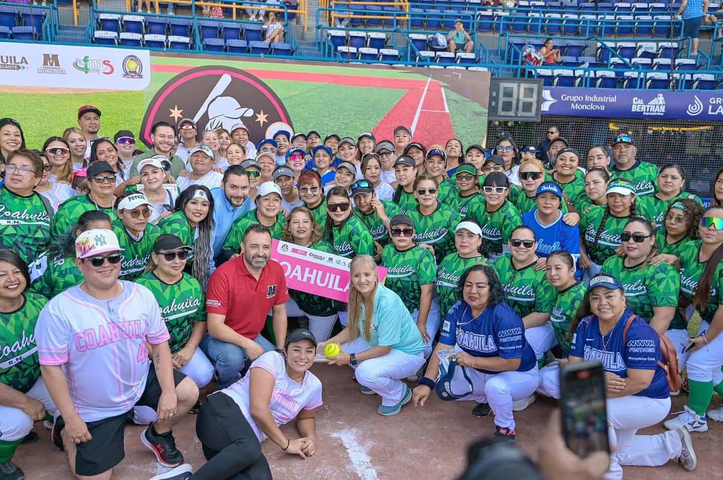 Carlos Villarreal lidera inauguración del Campeonato Nacional de Softbol Femenil en Monclova
