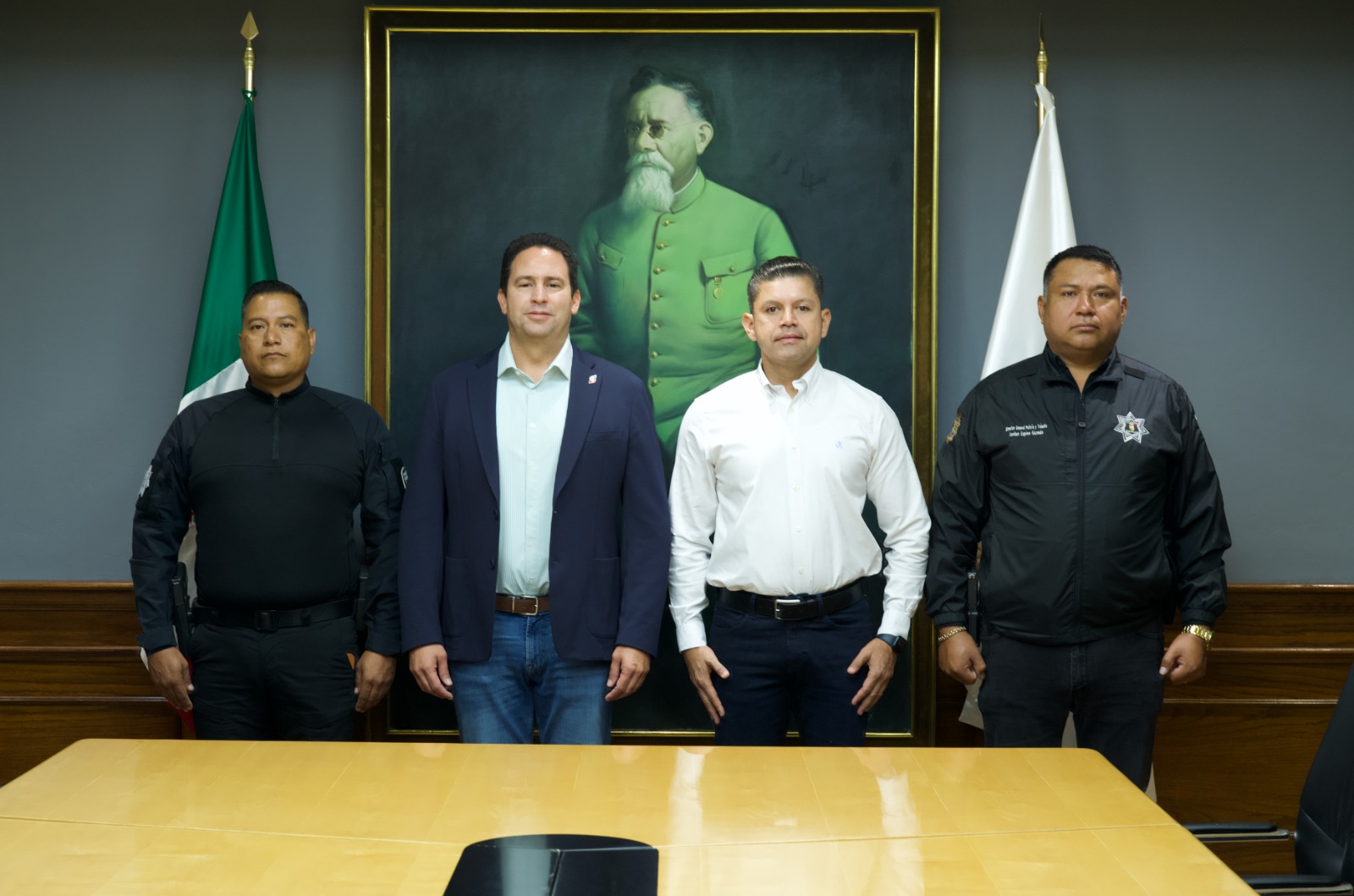 Javier Díaz dio la bienvenida a Simón Pérez Saldaña como nuevo director de la Policía Municipal.