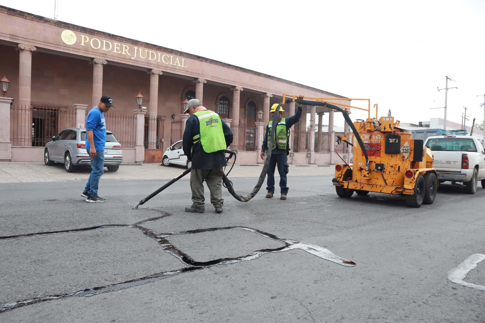 Mejora urbana en Saltillo con el uso de sella grietas en vías principales