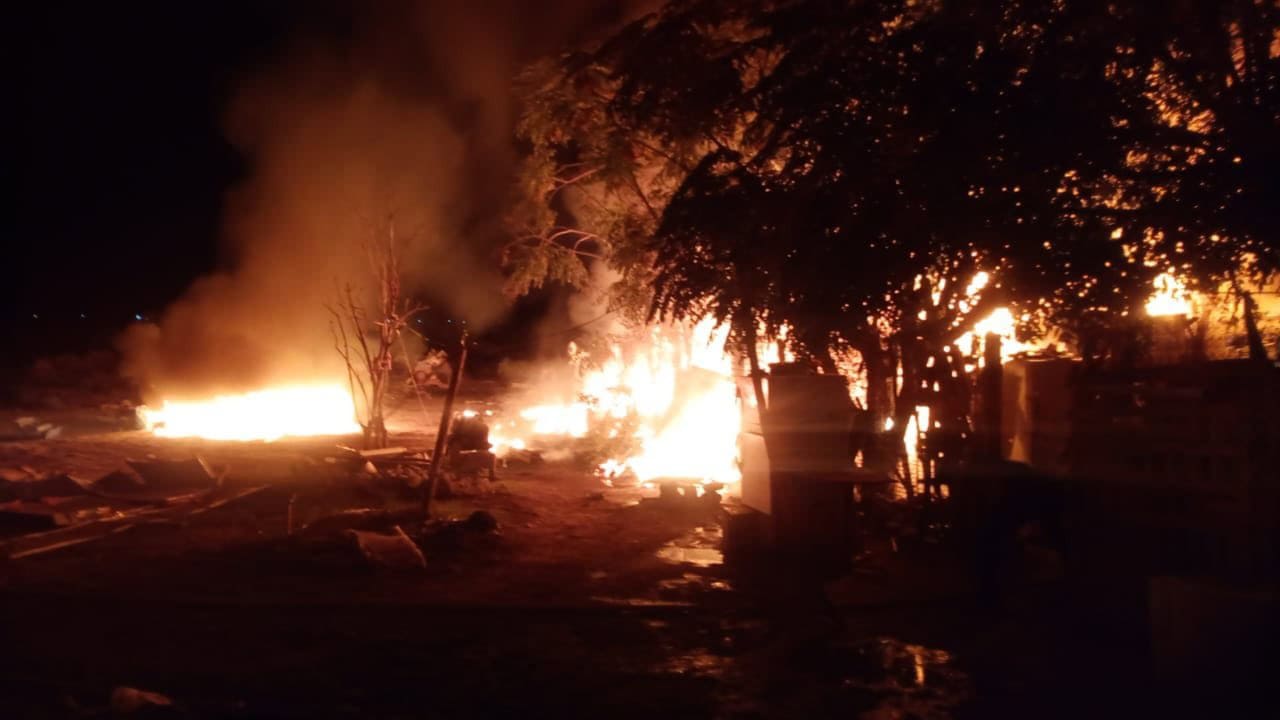Voraz incendio consume casa habitación en la colonia Nueva Frontera de Allende
