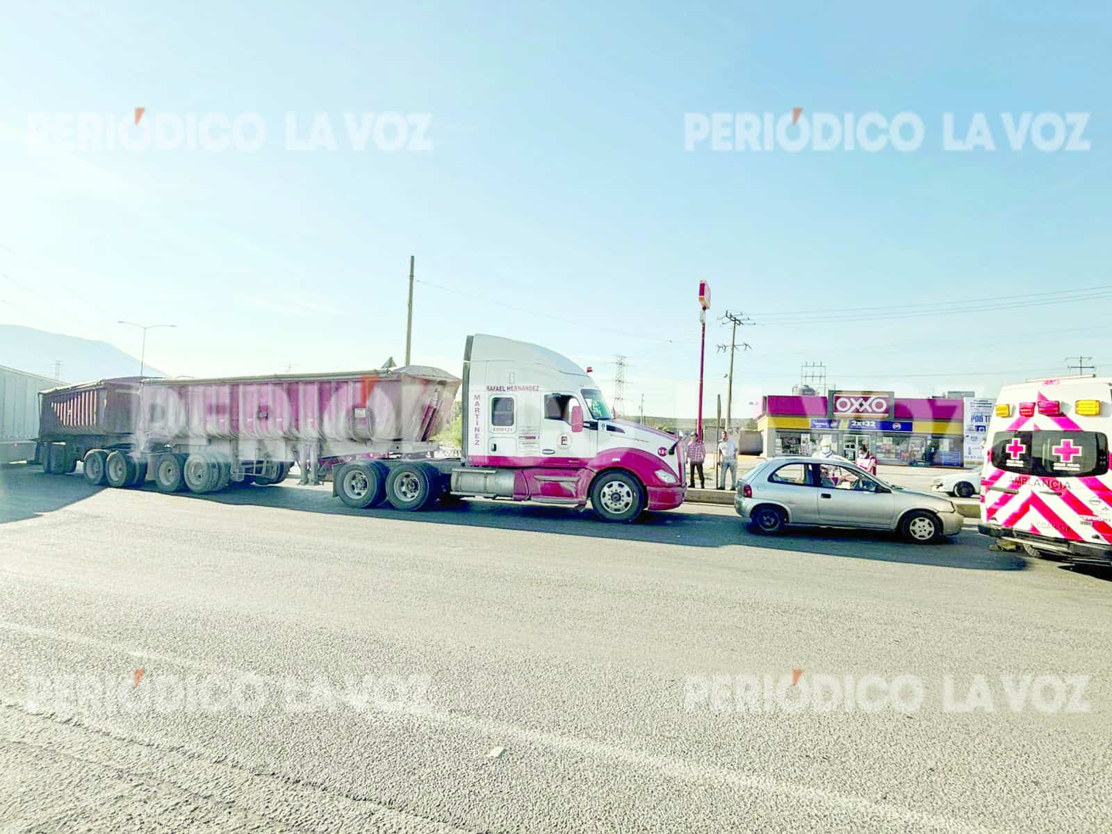 Accidente en Libramiento Carlos Salinas de Gortari involucra a trailero y coche compacto