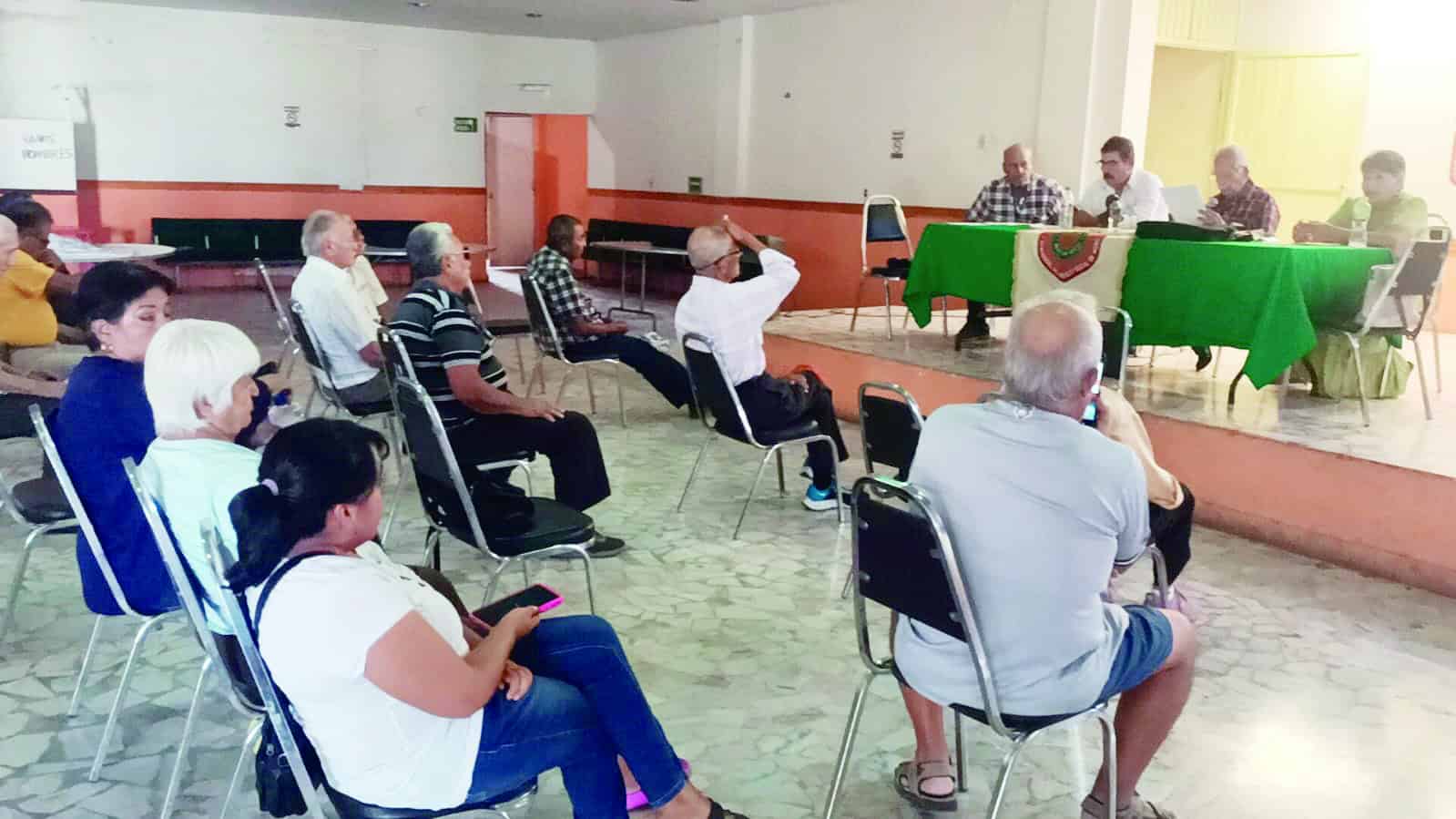 Dos Interesados en Adquirir el Salón de Pensionados del IMSS