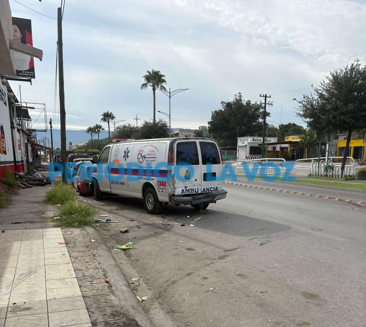 Ebrio al volante choca local, embiste ambulancia y huye
