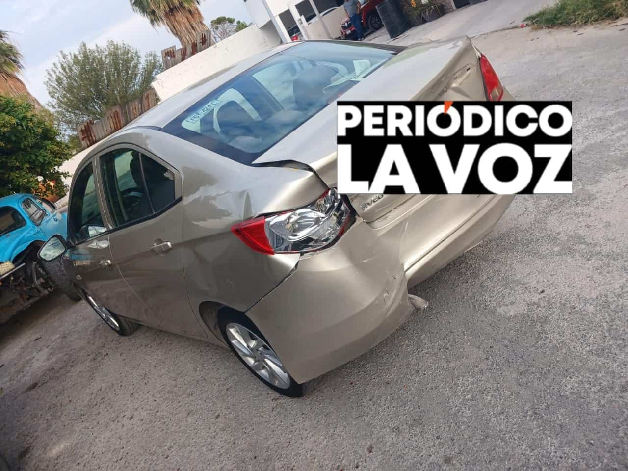 Destroza barda y dos autos en Estancias de San Juan Bautista