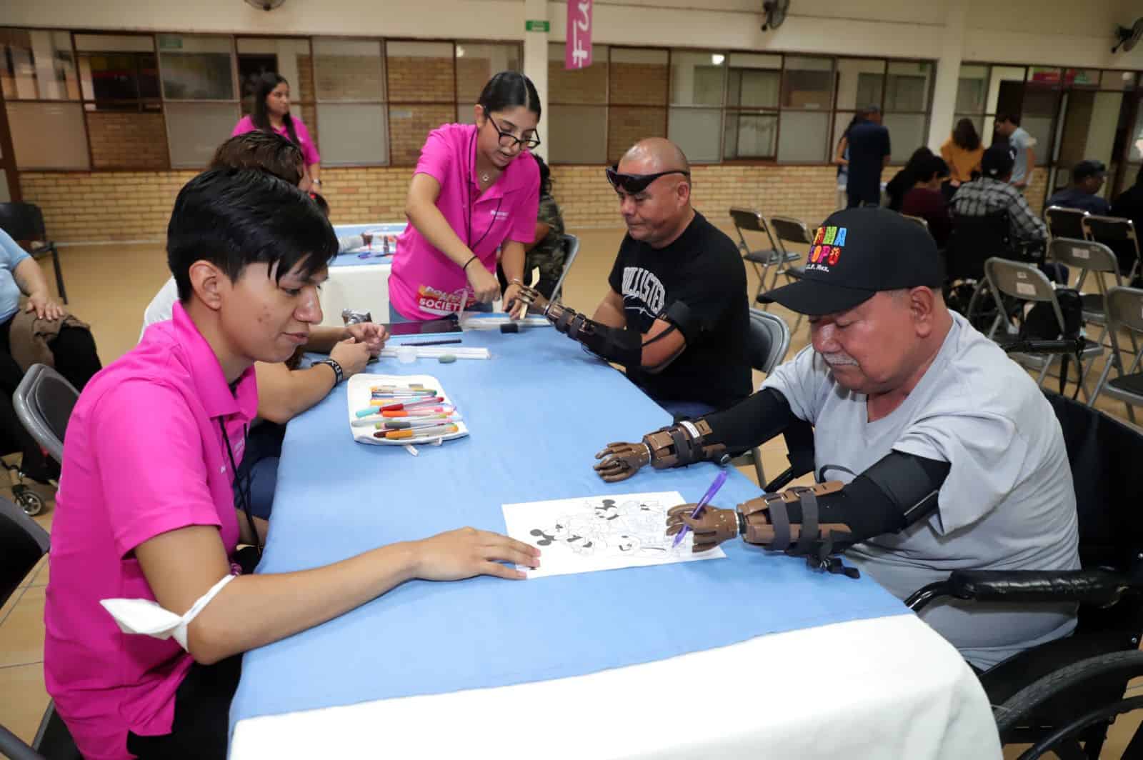 Jóvenes universitarios de Monclova donan prótesis de mano gratuitas