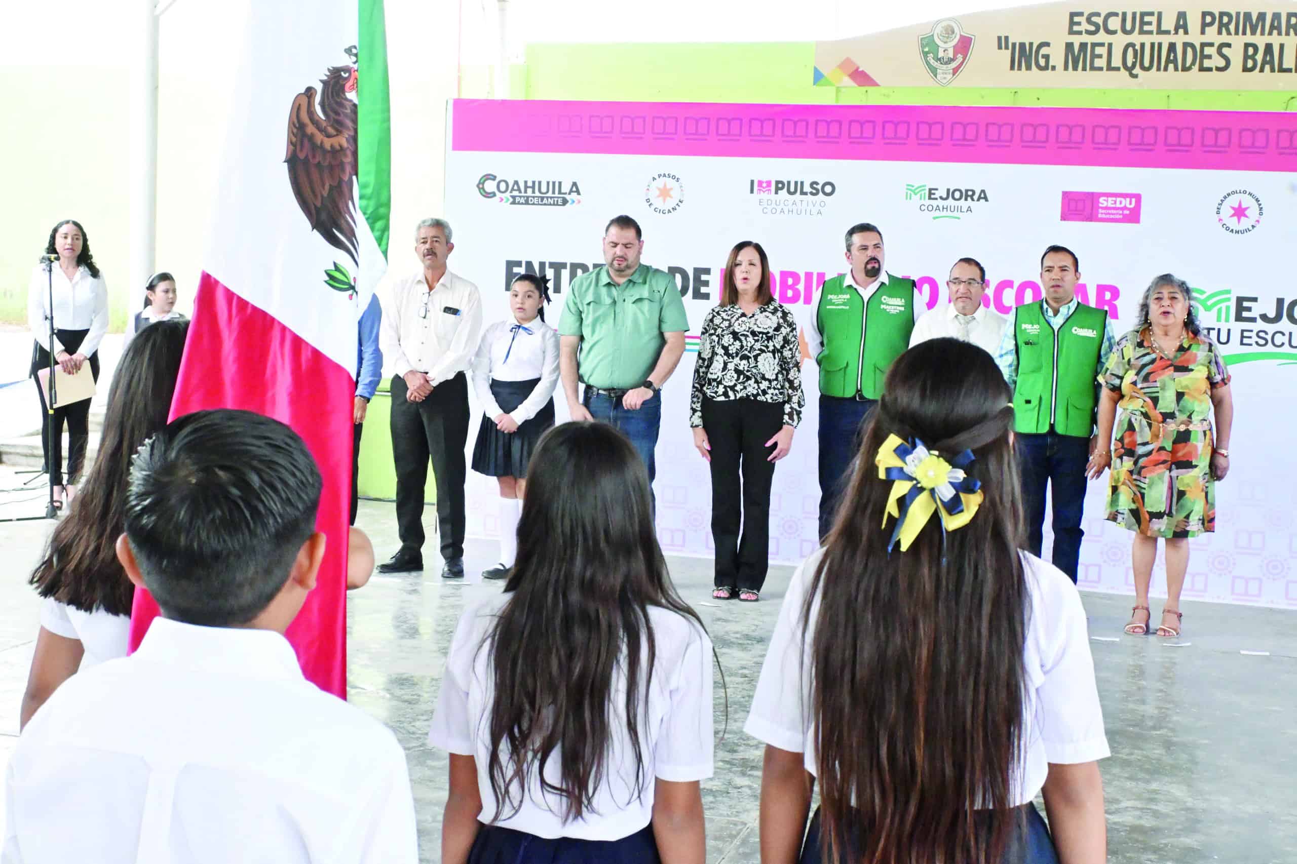 Alcaldesa Sari Pérez Cantú entrega mobiliario escolar en Frontera