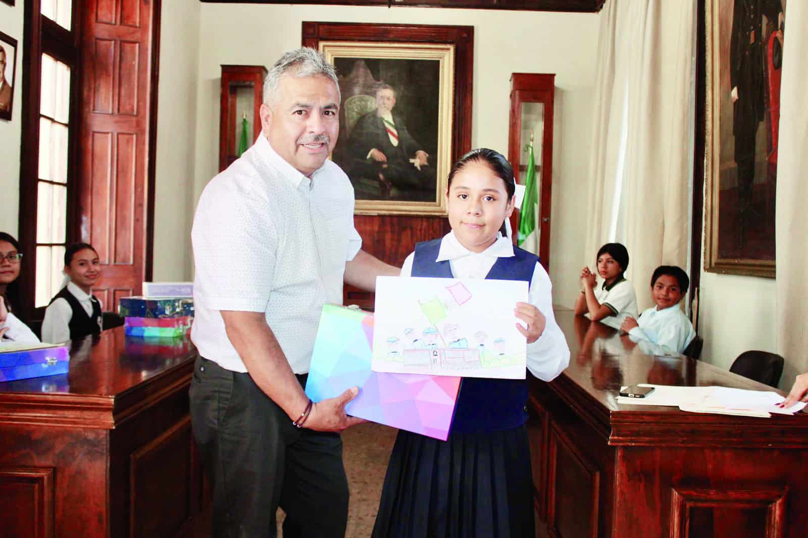 Alcalde Víctor Leija premia a estudiantes por su talento artístico en Cuatro Ciénegas