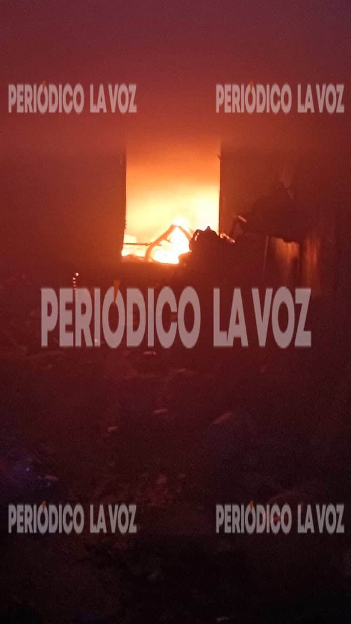 Intensa movilización de bomberos en Monclova por incendio en vivienda