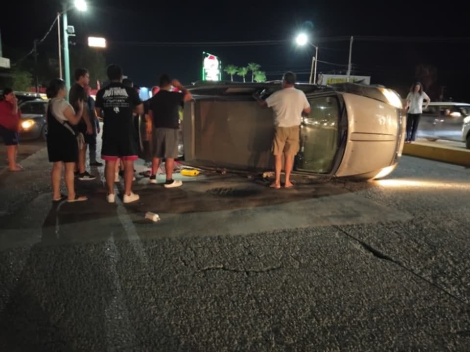Accidente con volcadura en Paseo de los Leones de Sabinas, Coahuila