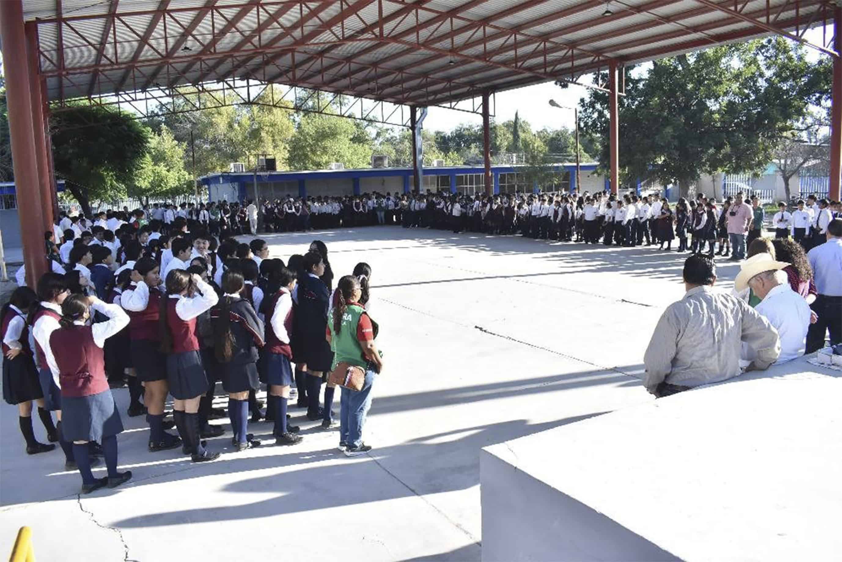 Entrega de mobiliario escolar en Nava para la Secundaria Vito Alessio Robles