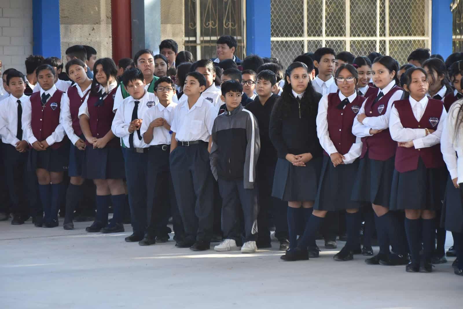 Entrega de mobiliario escolar en Nava para la Secundaria Vito Alessio Robles