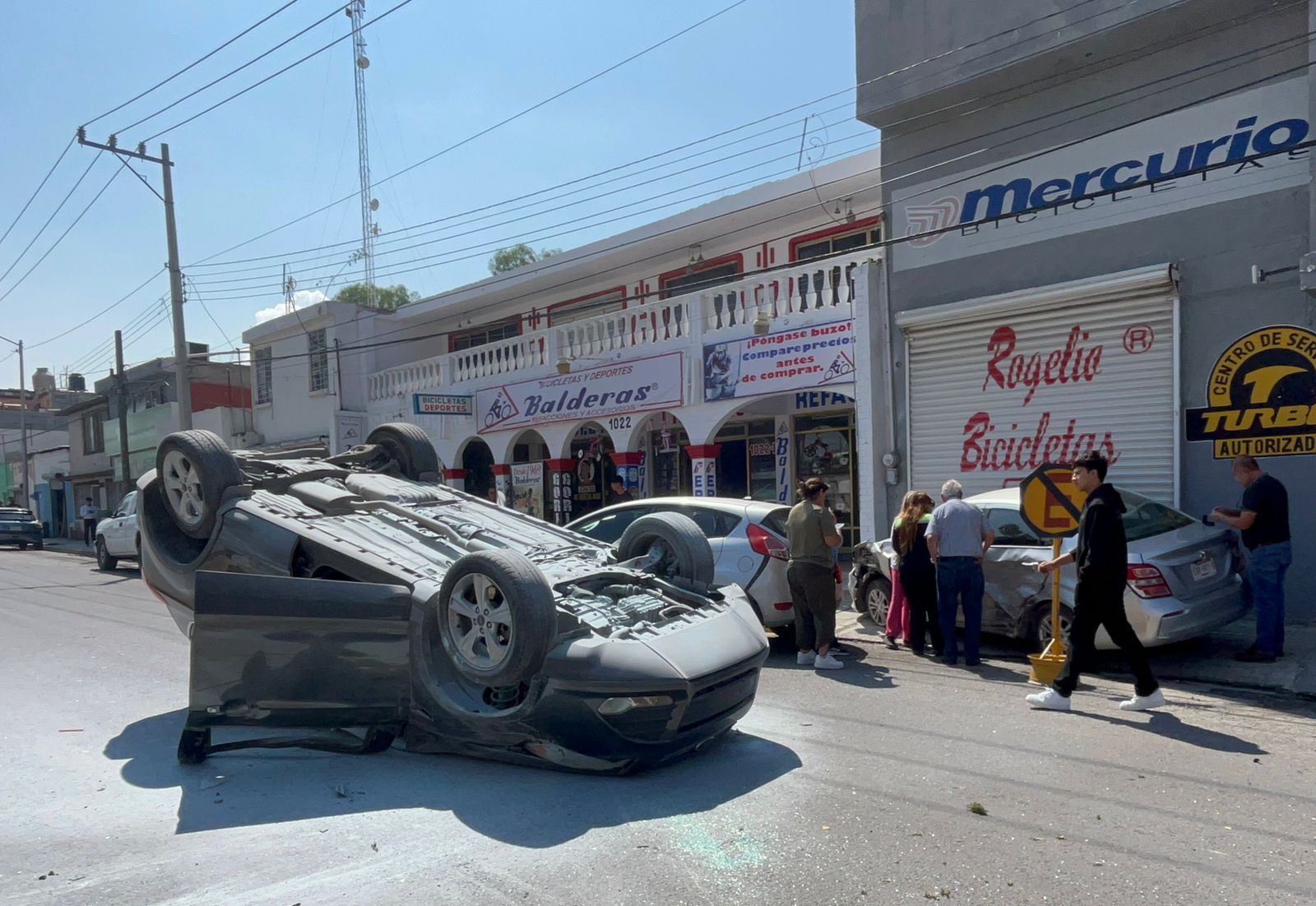 Accidente Vial en Centro de Saltillo: Camioneta Volcada por Conductora de Tercera Edad