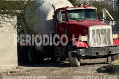 Trailero causa destrozos al enganchar cables en Monclova
