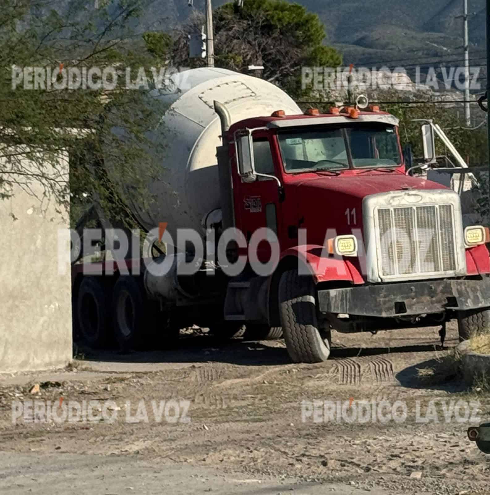 Trailero causa destrozos al enganchar cables en Monclova