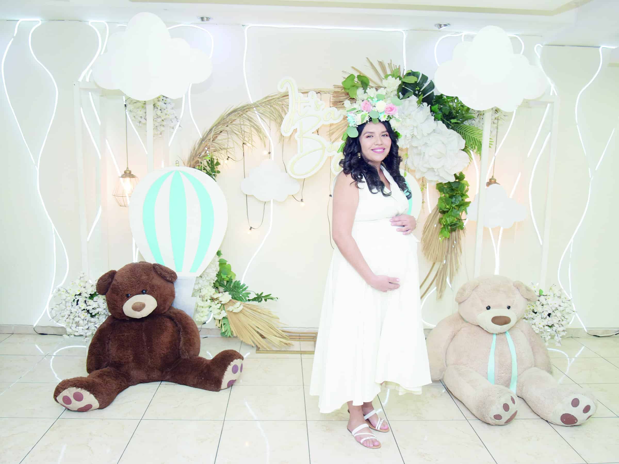 Familia y amigos celebran la bendición de María Reyna con un baby shower