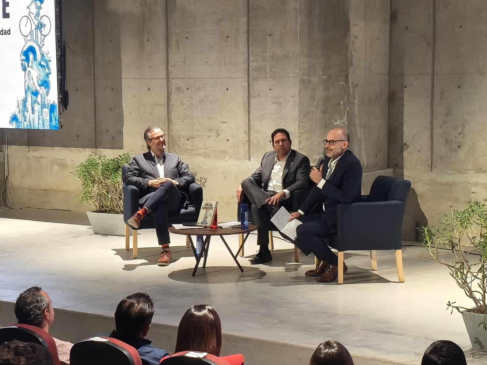 Alcalde Javier Díaz y autor Miguel Treviño comparten experiencias en evento en Saltillo