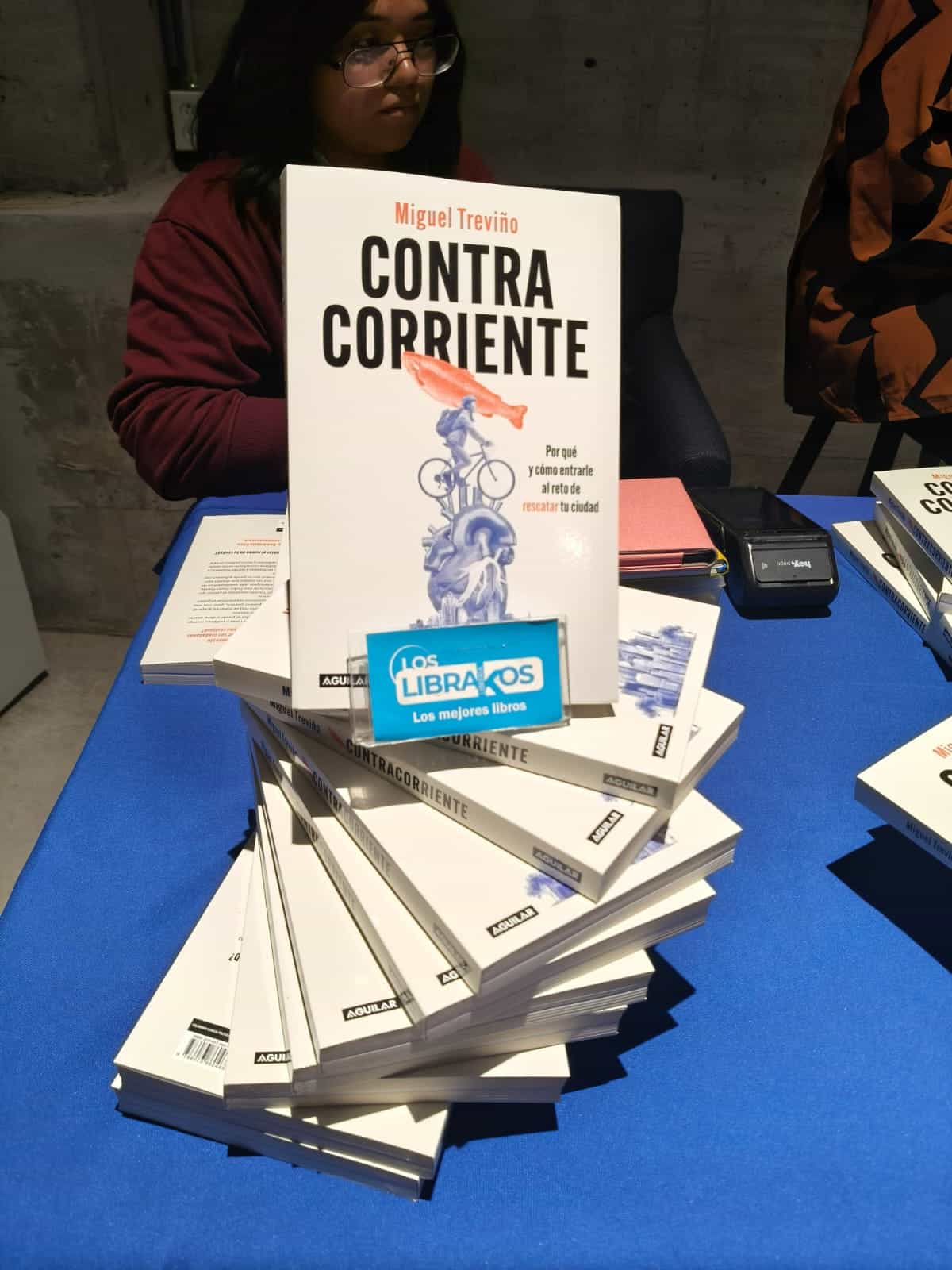 Alcalde Javier Díaz y autor Miguel Treviño comparten experiencias en evento en Saltillo