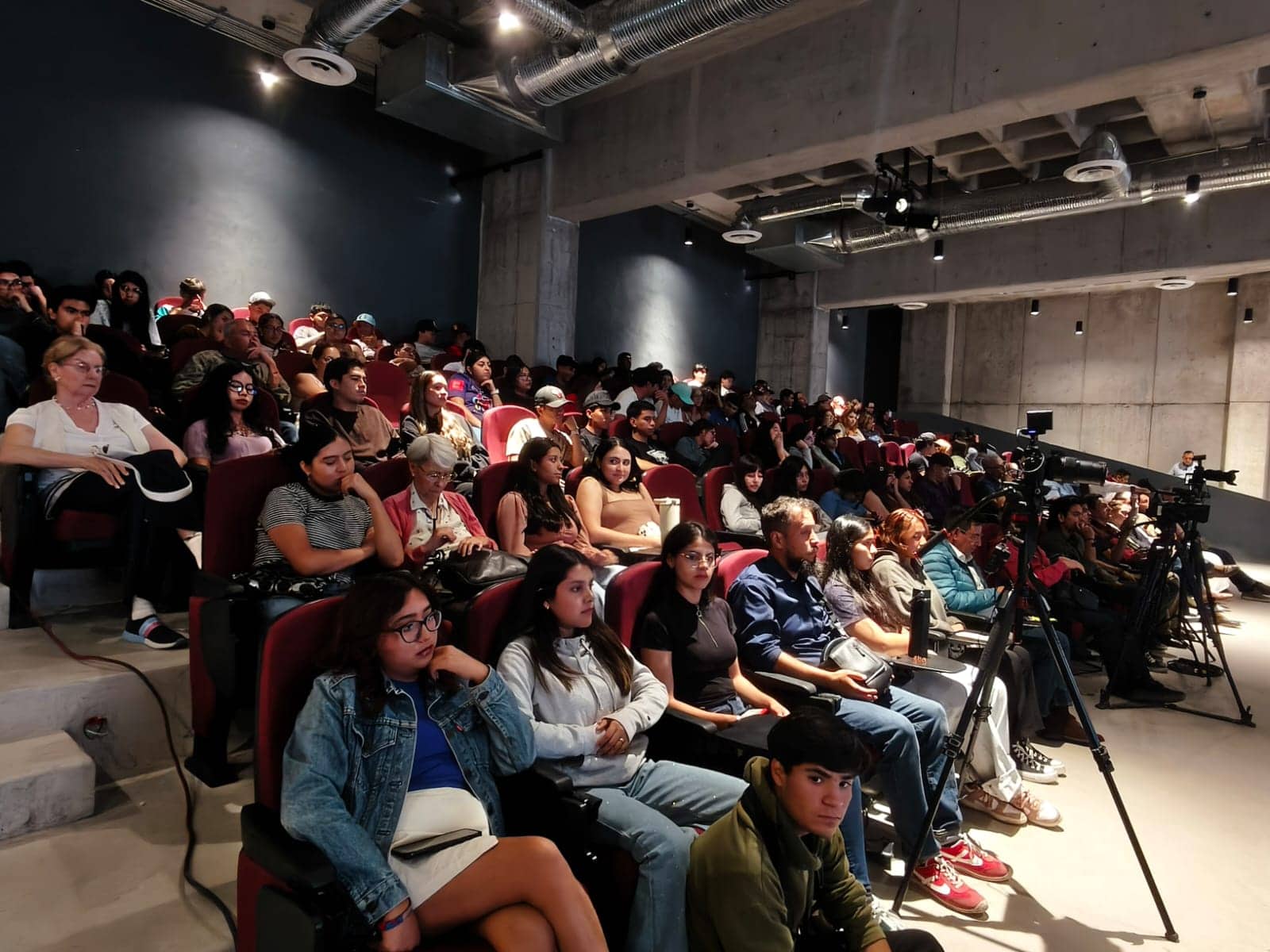 Alcalde Javier Díaz y autor Miguel Treviño comparten experiencias en evento en Saltillo