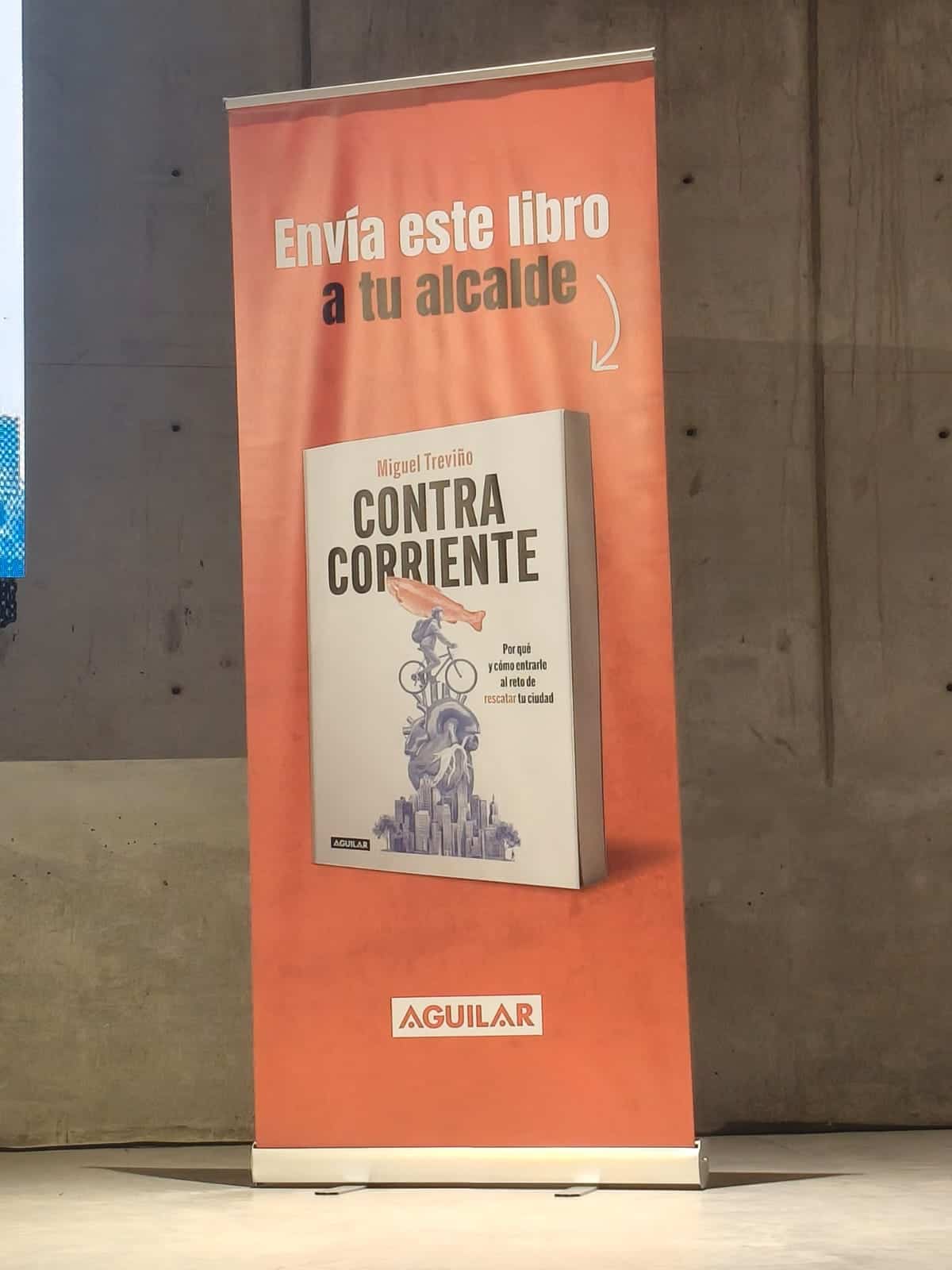 Alcalde Javier Díaz y autor Miguel Treviño comparten experiencias en evento en Saltillo