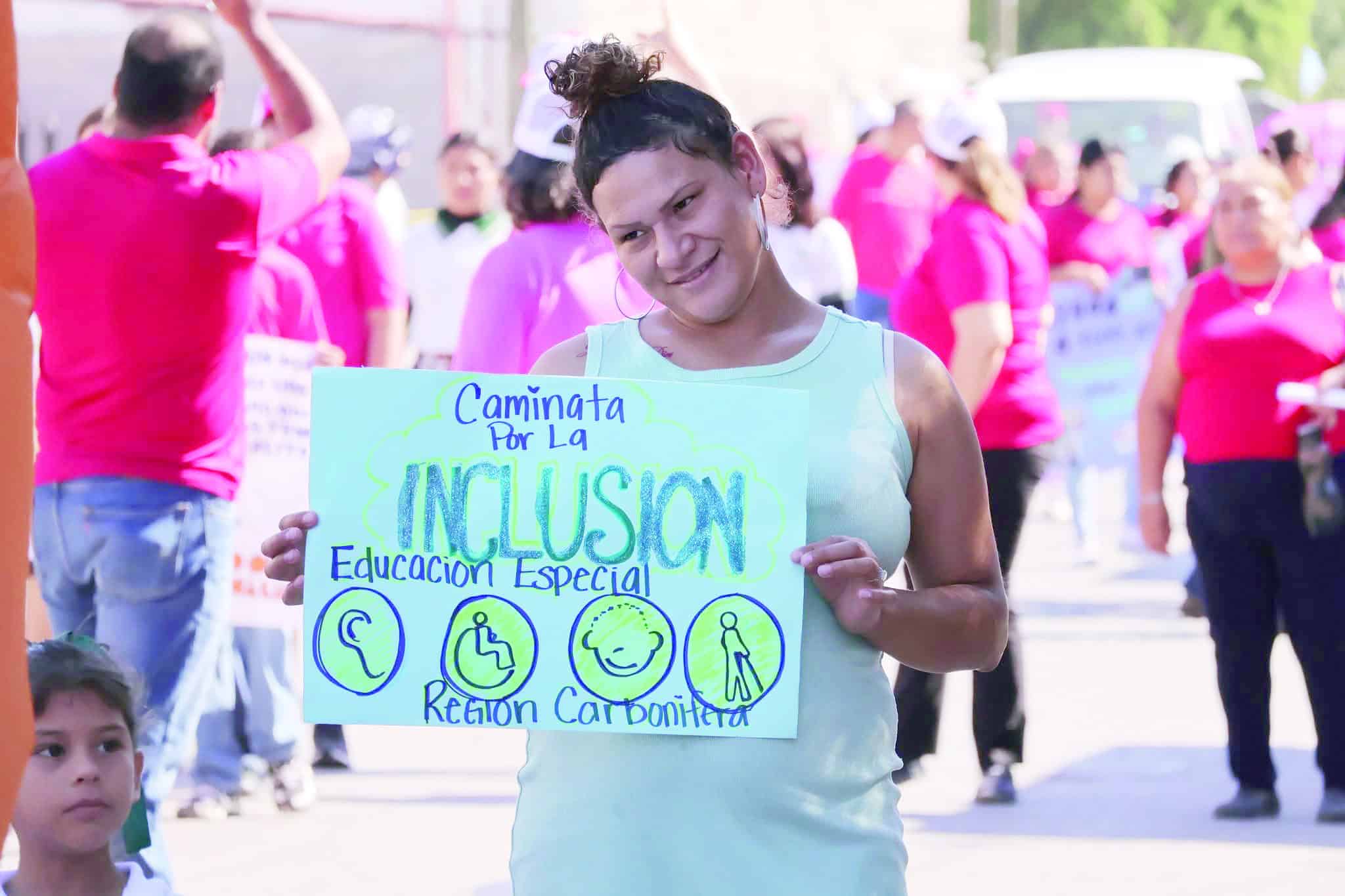 Alumnas y alumnos de Educación Especial participan en emotiva Caminata Regional
