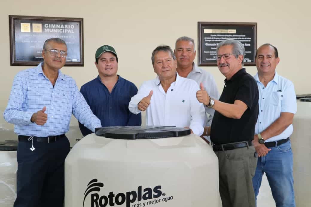 Alcalde de San Juan de Sabinas entrega apoyos de vivienda