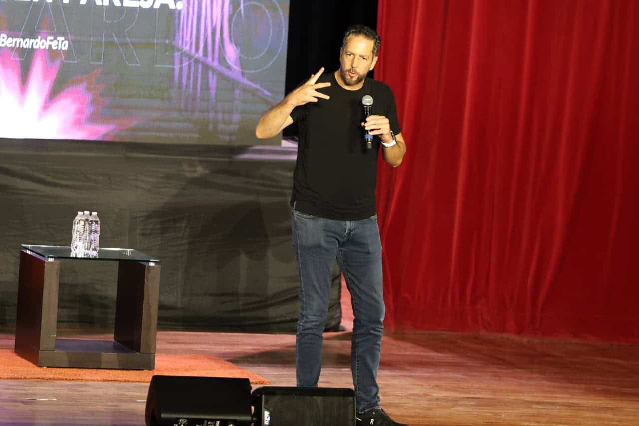 Conferencia ¿Qué te tiene que pasar? destaca liderazgo de Bernardo FeTa