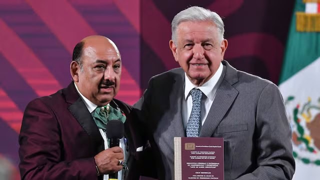 Lord Molécula intenta entregar su tesis a AMLO en La Chingada, no lo dejan entrar
