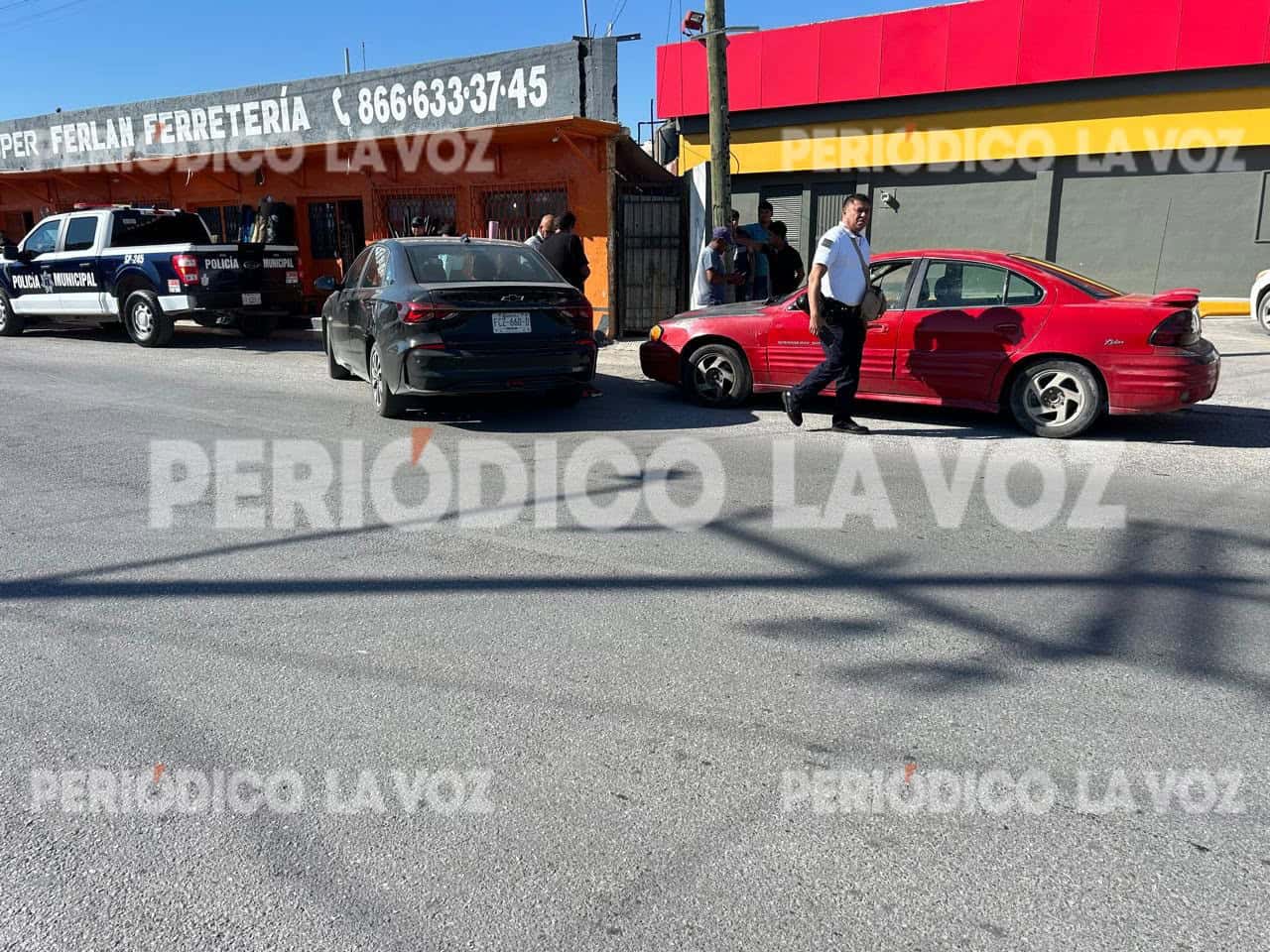 Accidente en avenida Ildefonso Fuentes involucra a Pontiac y Chevrolet