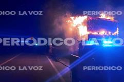 Bomberos y Protección Civil controlan incendio de tráiler en Castaños