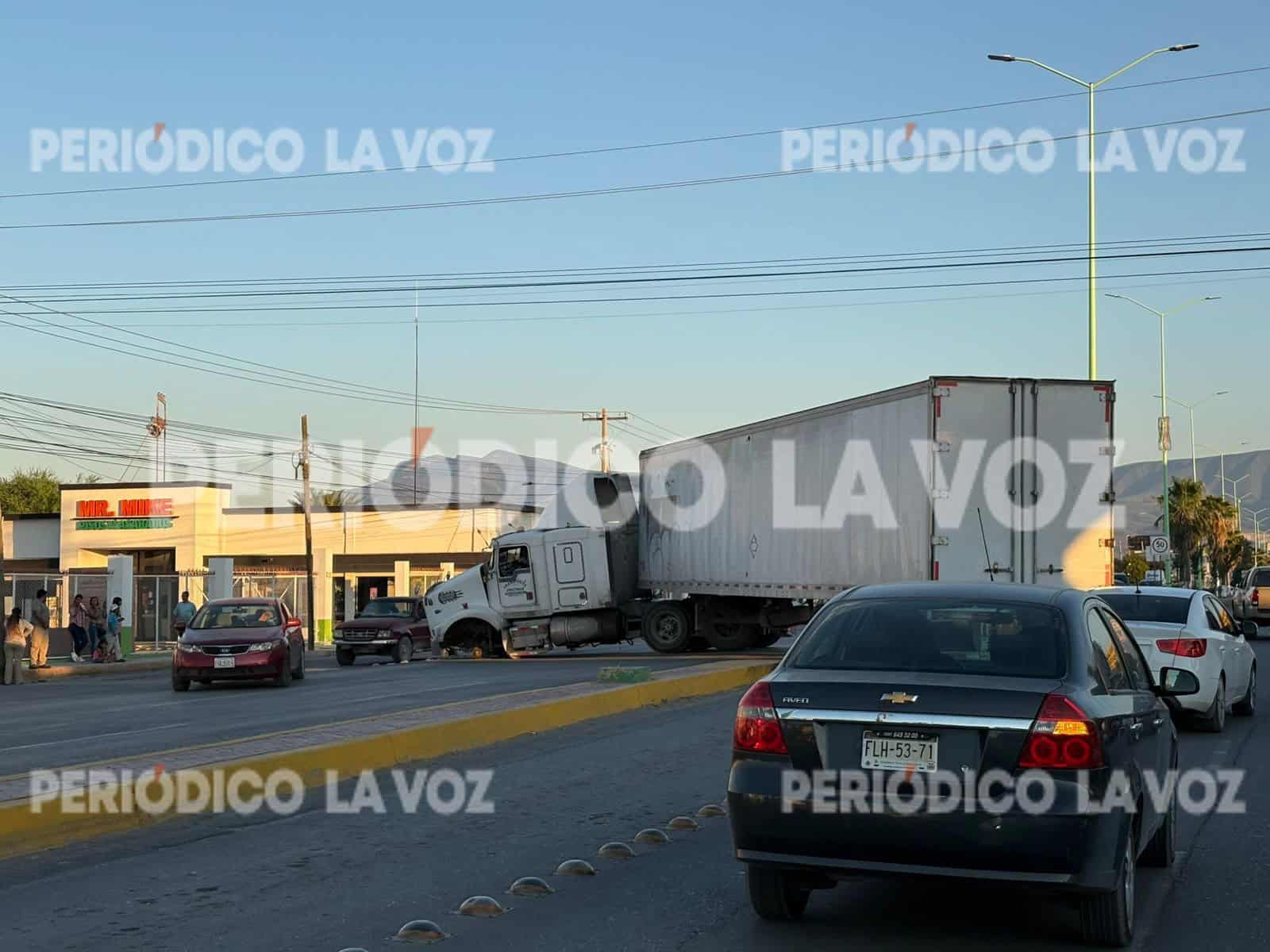 Tráiler Queda Varado en Carretera Federal 30 de Frontera