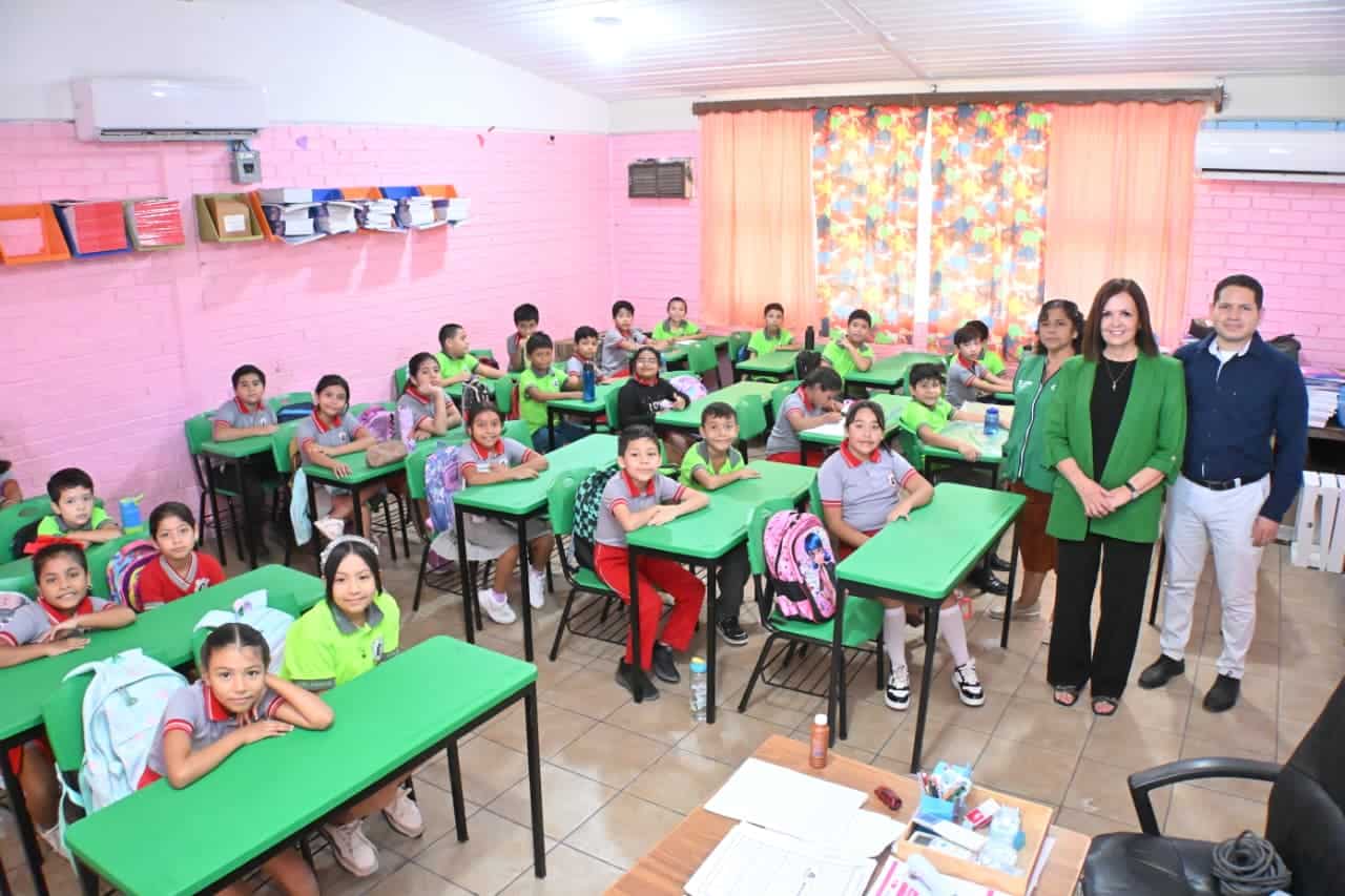 Alcaldesa de Frontera entrega mobiliario escolar en Escuela Primaria Sor Juana Inés de la Cruz