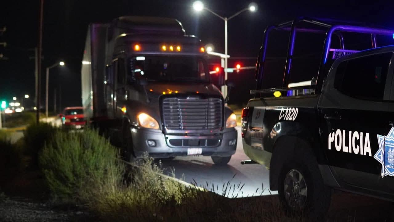 Tractocamión atropella mortalmente a peatón en Saltillo