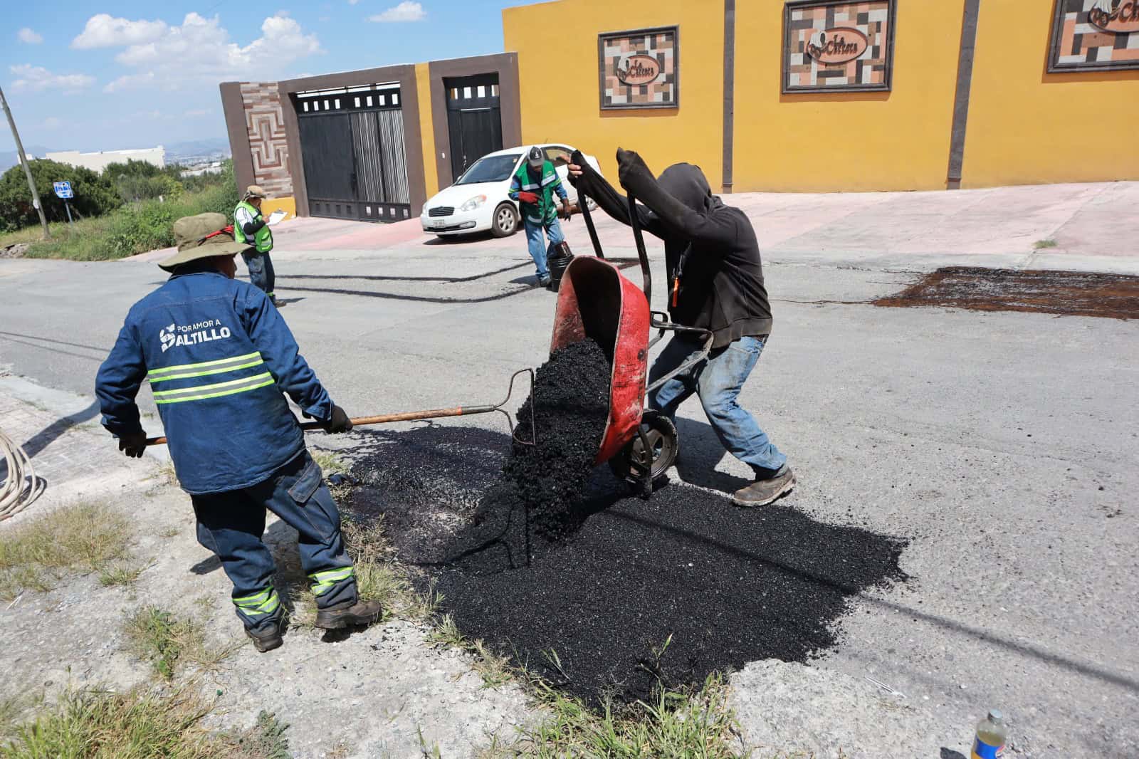 Ayuntamiento de Saltillo refuerza labores de bacheo en la ciudad