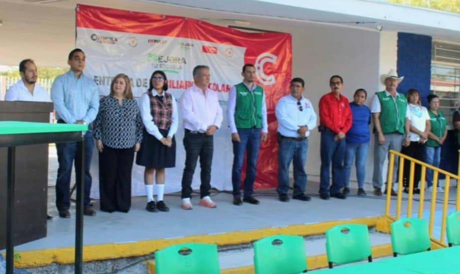 Mejoran condiciones escolares en Villa Unión con entrega de mobiliario