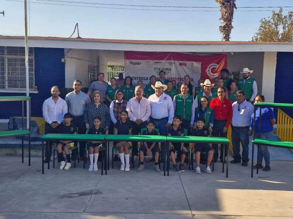 Mejoran condiciones escolares en Villa Unión con entrega de mobiliario