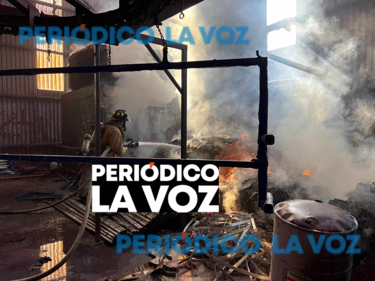 Movilización masiva por incendio en nave de pintura de Conduit en Frontera.