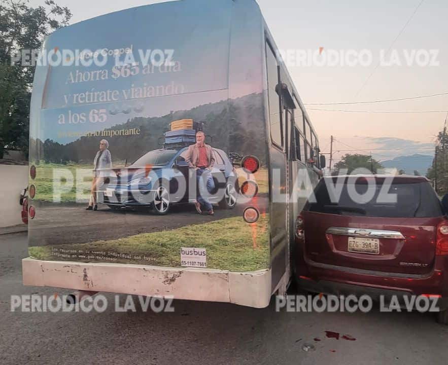 Choque entre camión y coche en Monclova