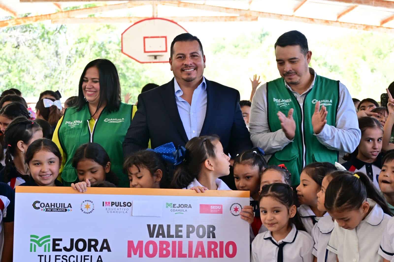 Alcalde de San Buenaventura entrega mobiliario en primarias 16 de Septiembre e Ignacio Zaragoza