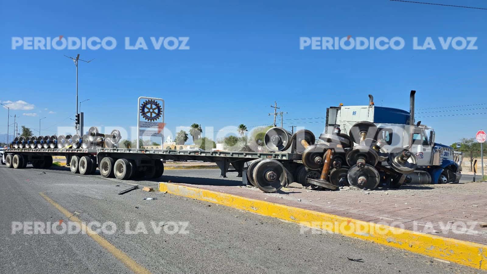 Tráiler esquiva choque con camioneta en Carretera 57 de Monclova