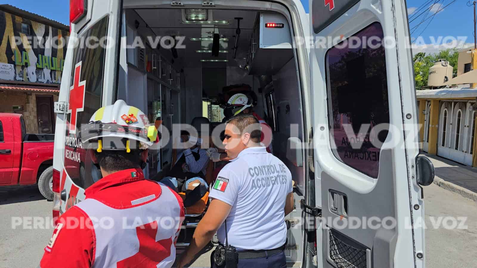 Joven trabajador de chicharronería herido en choque de motocicleta y camioneta en Monclova