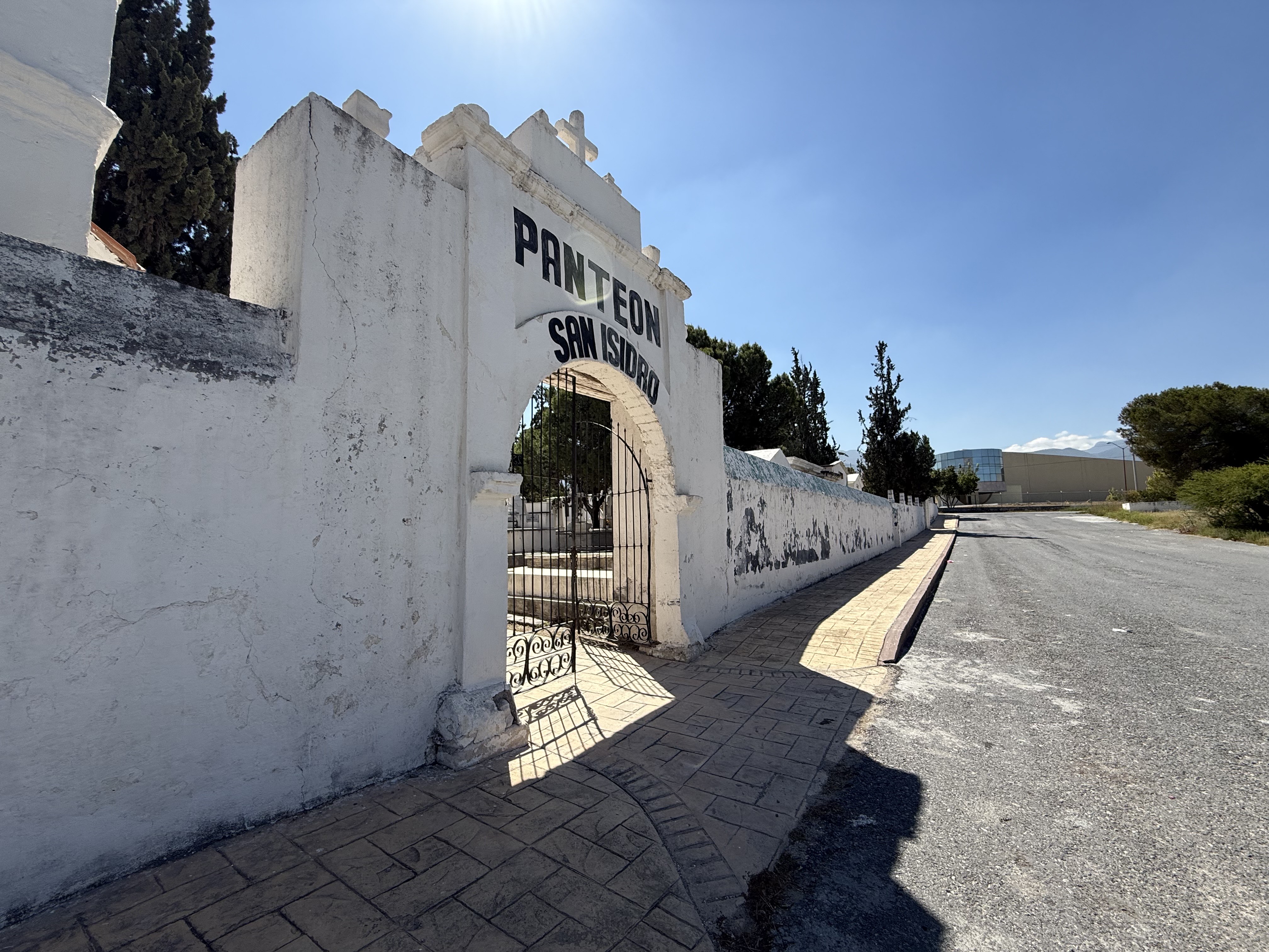 Deterioro y abandono en panteón La Luz de Arteaga
