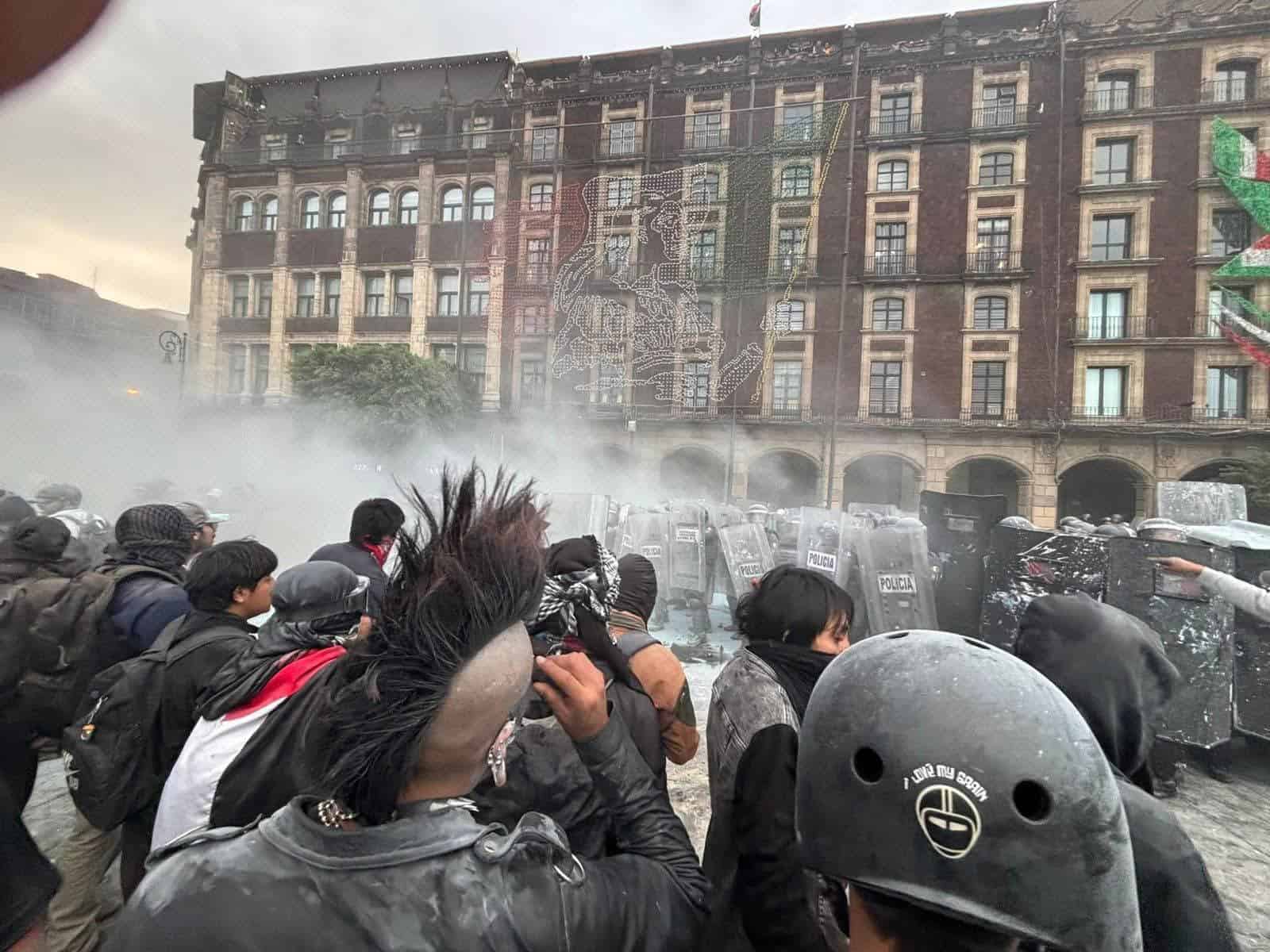 Violencia empaña marcha por Tlatelolco: más de 100 heridos en enfrentamientos en la CDMX