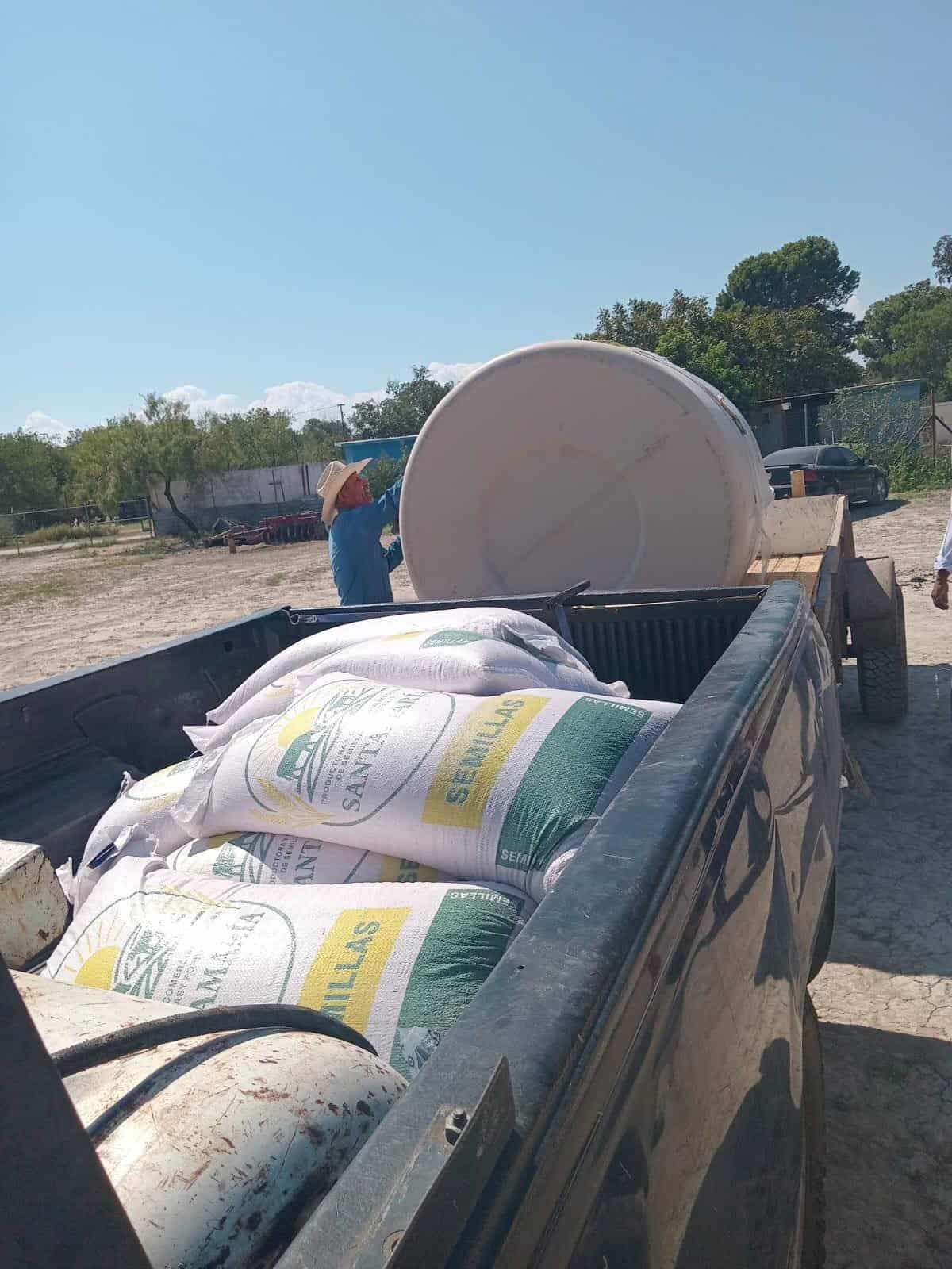 Impulsan campo y hogares en Nava con entrega de semilla y apoyos para el agua